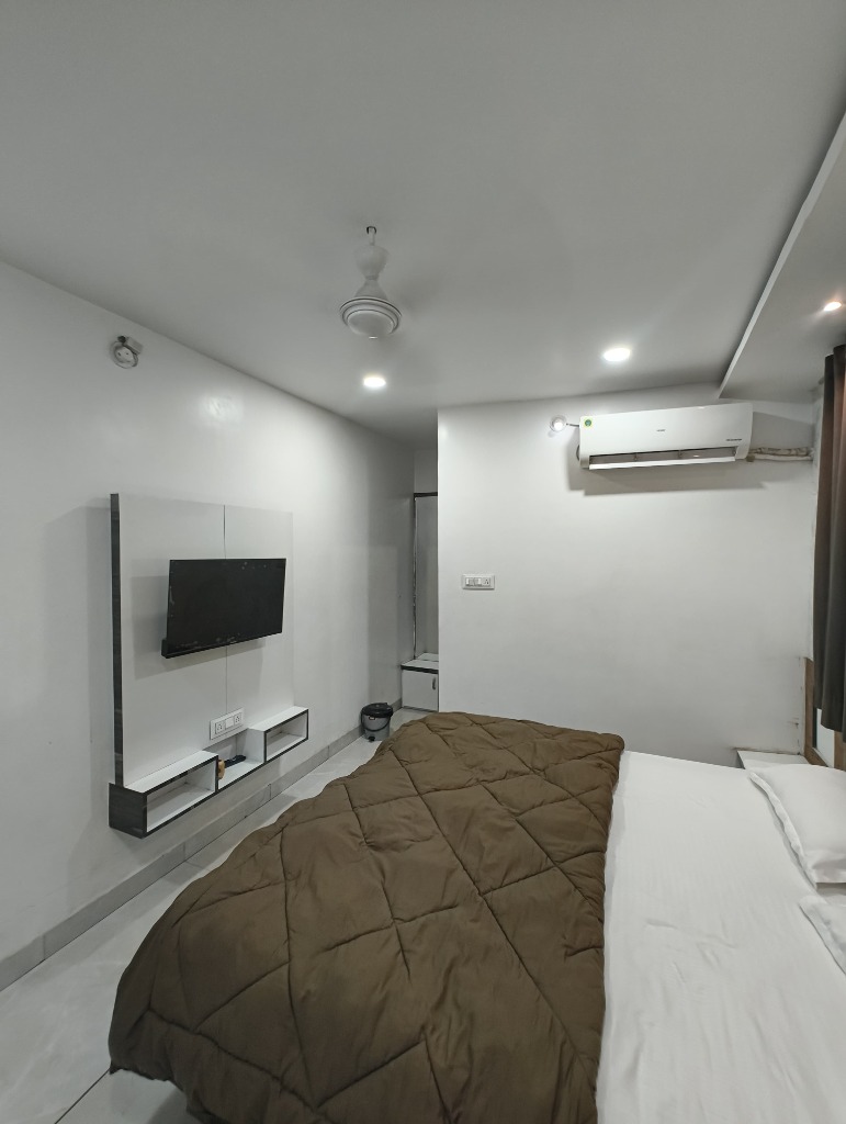 Deluxe Room Wall-mounted TV Console & AC